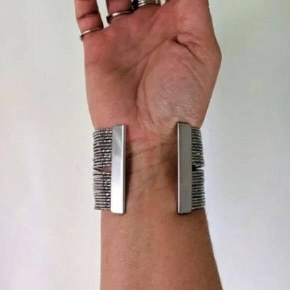 Western Round Stone Metal Cuff Bangle Bracelet - Picture 2 of 2